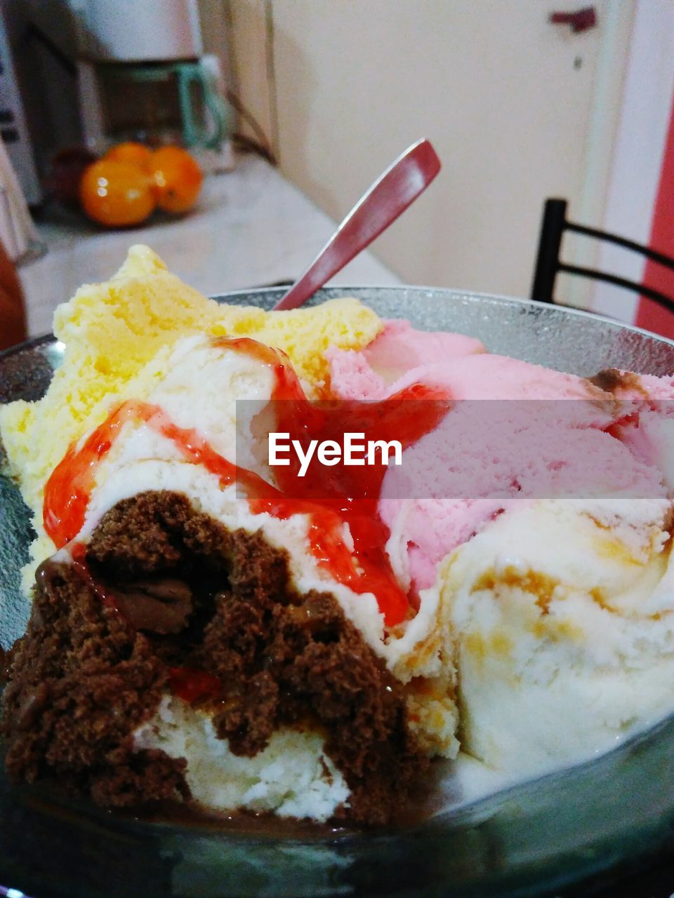 CLOSE-UP OF ICE CREAM CONE ON PLATE