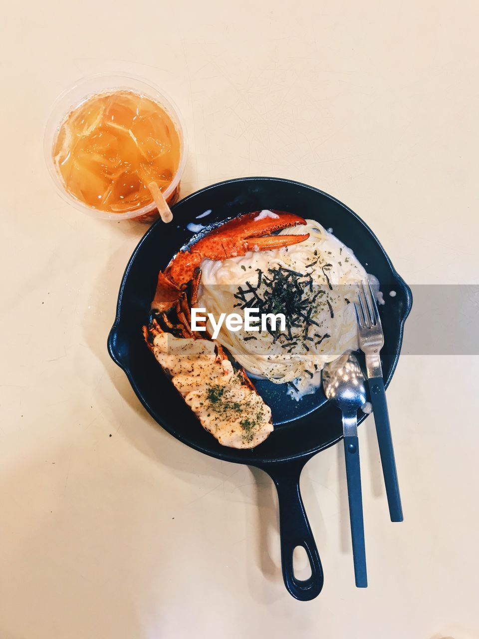 HIGH ANGLE VIEW OF ICE CREAM IN BOWL ON TABLE