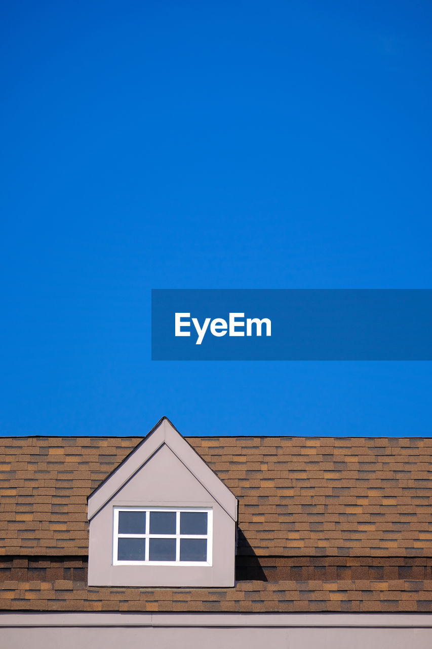 LOW ANGLE VIEW OF HOUSE AGAINST SKY