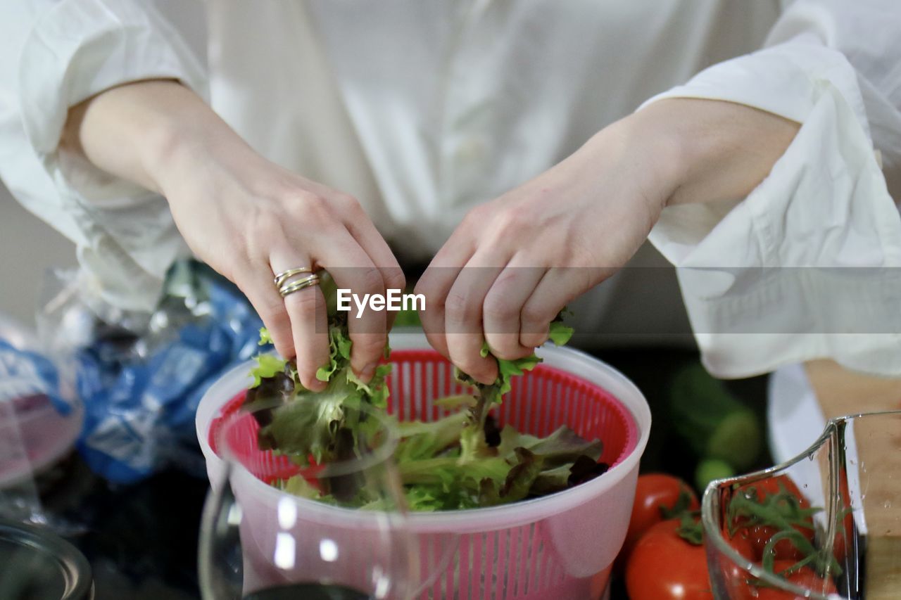 MIDSECTION OF WOMAN HOLDING FOOD