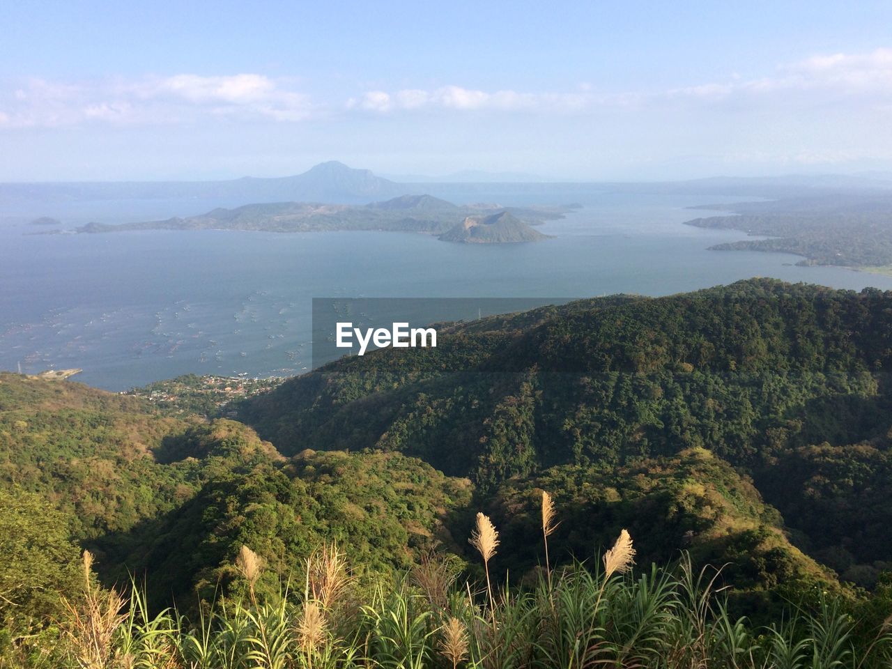 SCENIC VIEW OF SEA AND MOUNTAINS AGAINST SKY