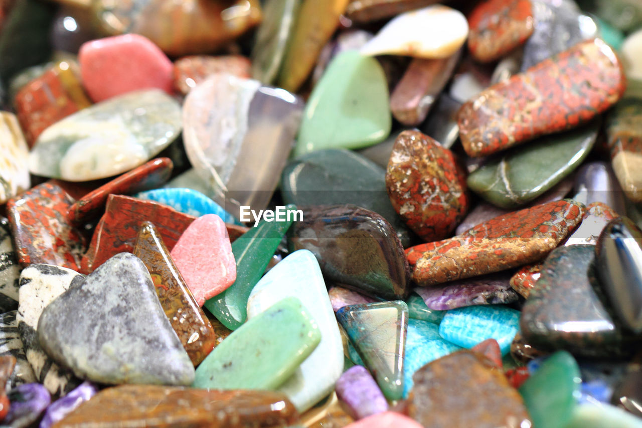 FULL FRAME SHOT OF MULTI COLORED PEBBLES