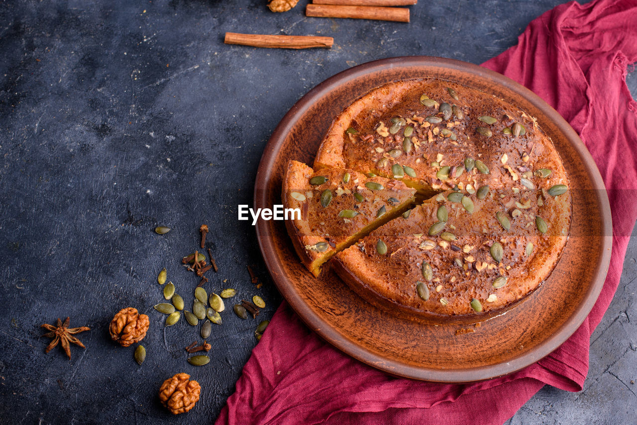 HIGH ANGLE VIEW OF FOOD IN BOWL