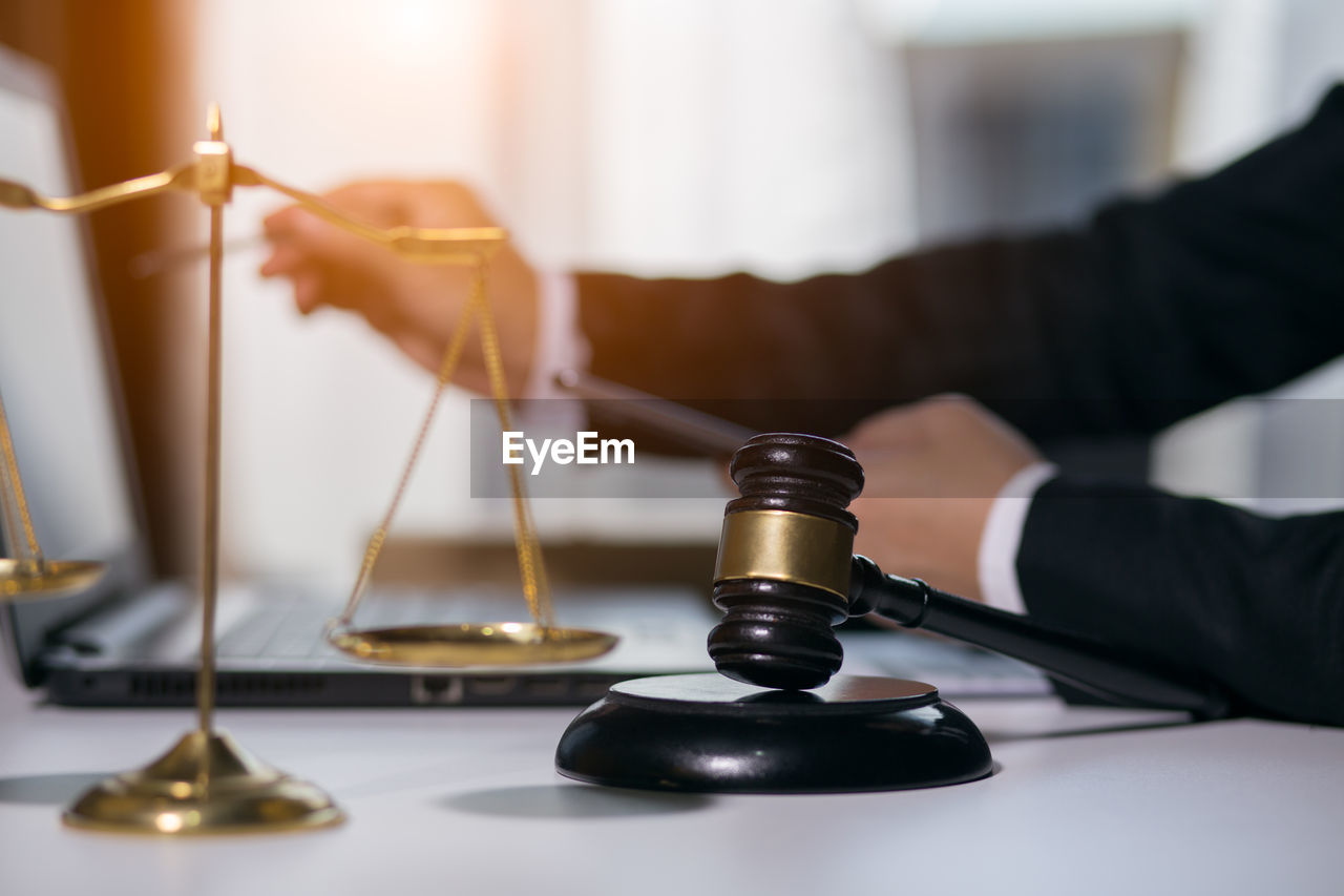 CLOSE-UP OF HAND HOLDING EYEGLASSES