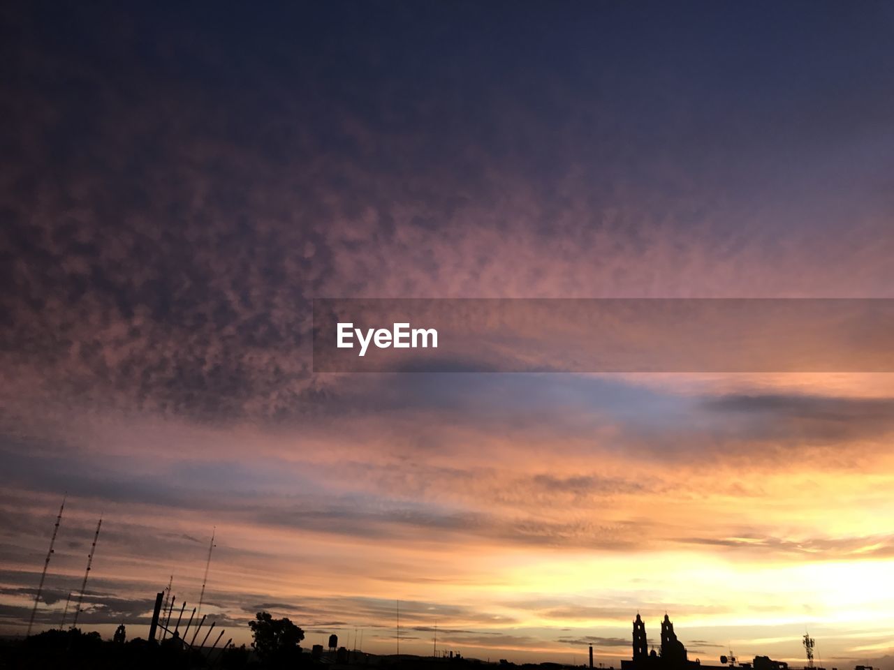 LOW ANGLE VIEW OF SILHOUETTE BUILDING AGAINST SKY DURING SUNSET