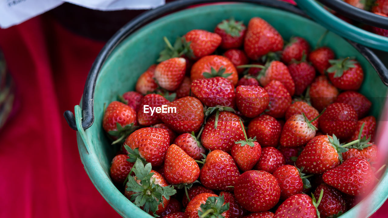 HIGH ANGLE VIEW OF RASPBERRIES IN BOWL