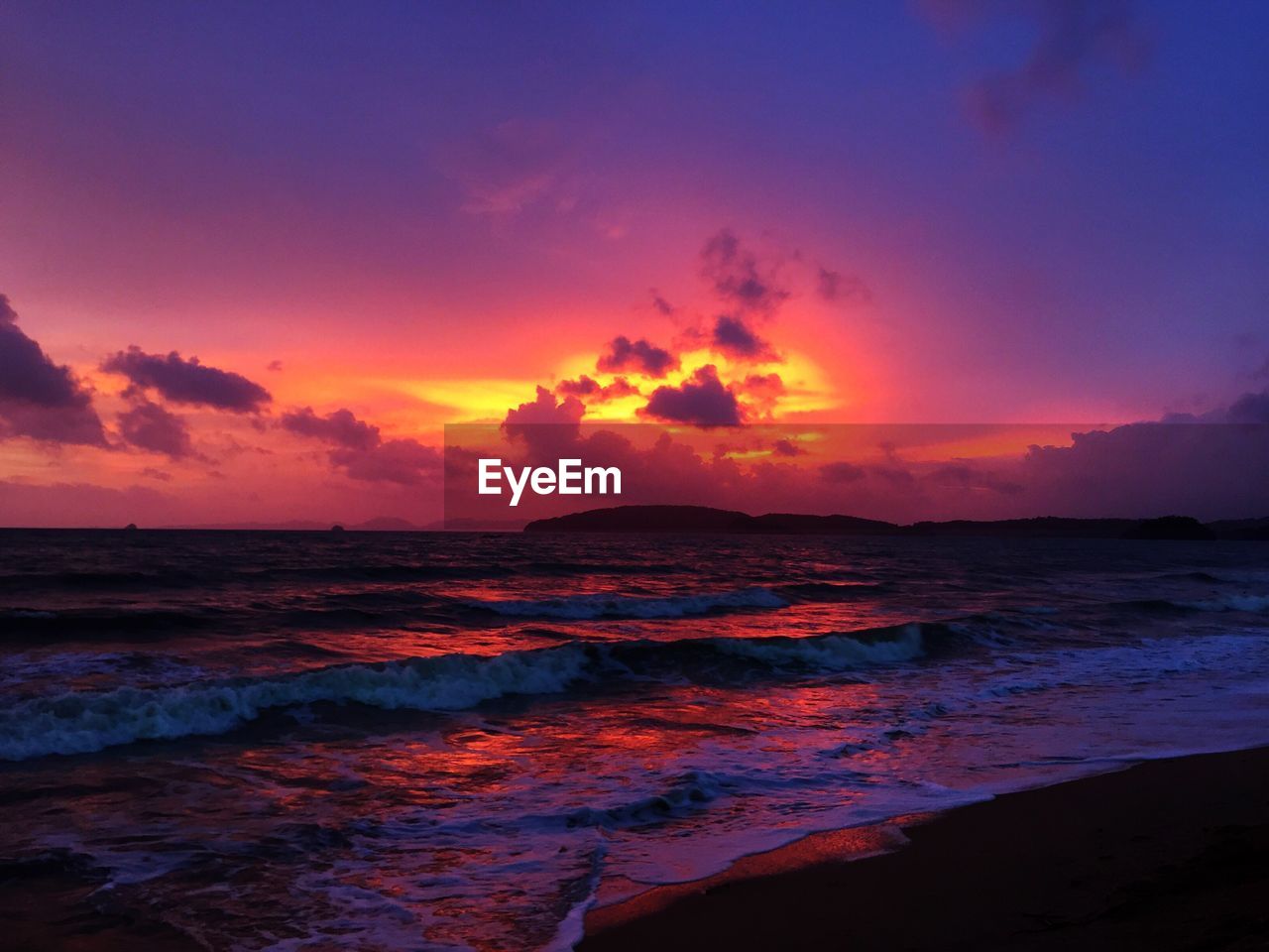 VIEW OF CALM SEA AT DUSK