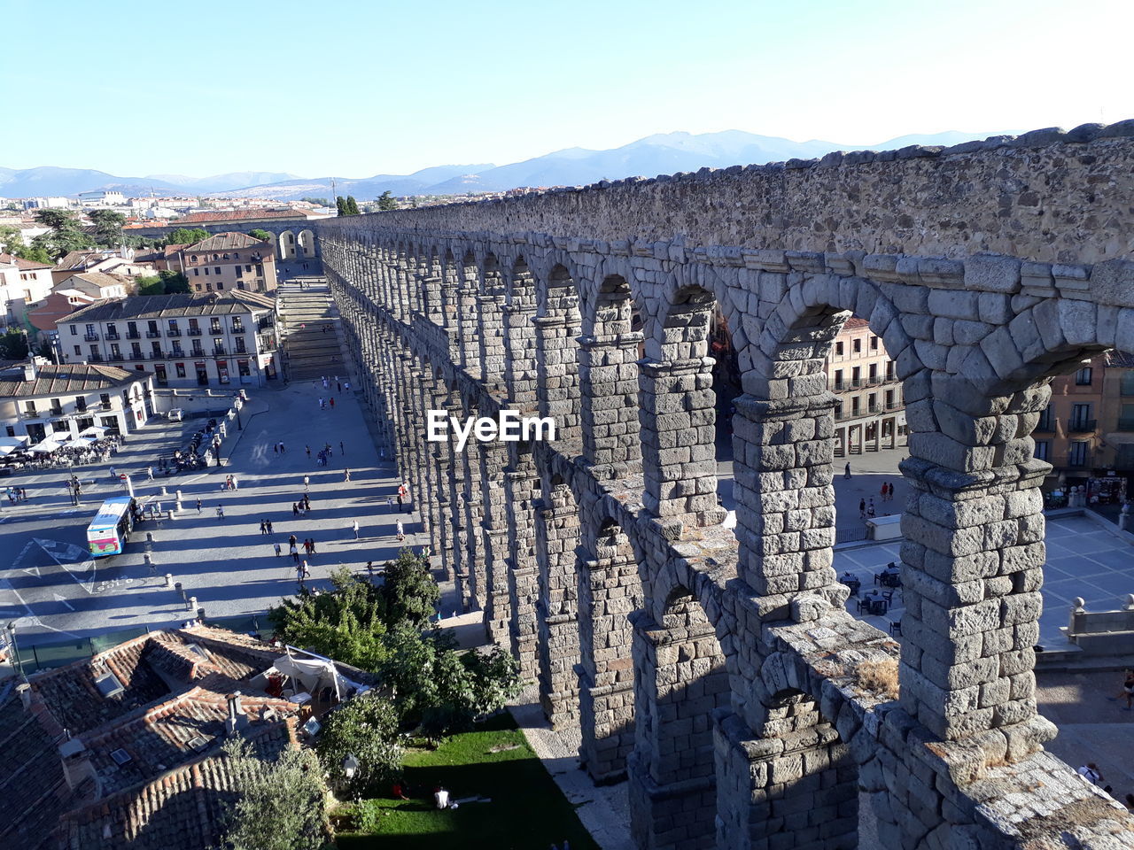 AERIAL VIEW OF BUILDINGS IN CITY