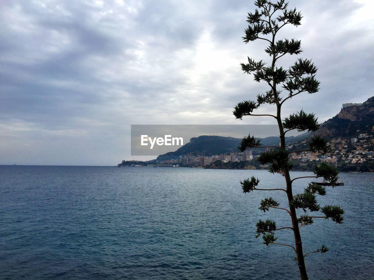 VIEW OF SEA AGAINST CLOUDY SKY