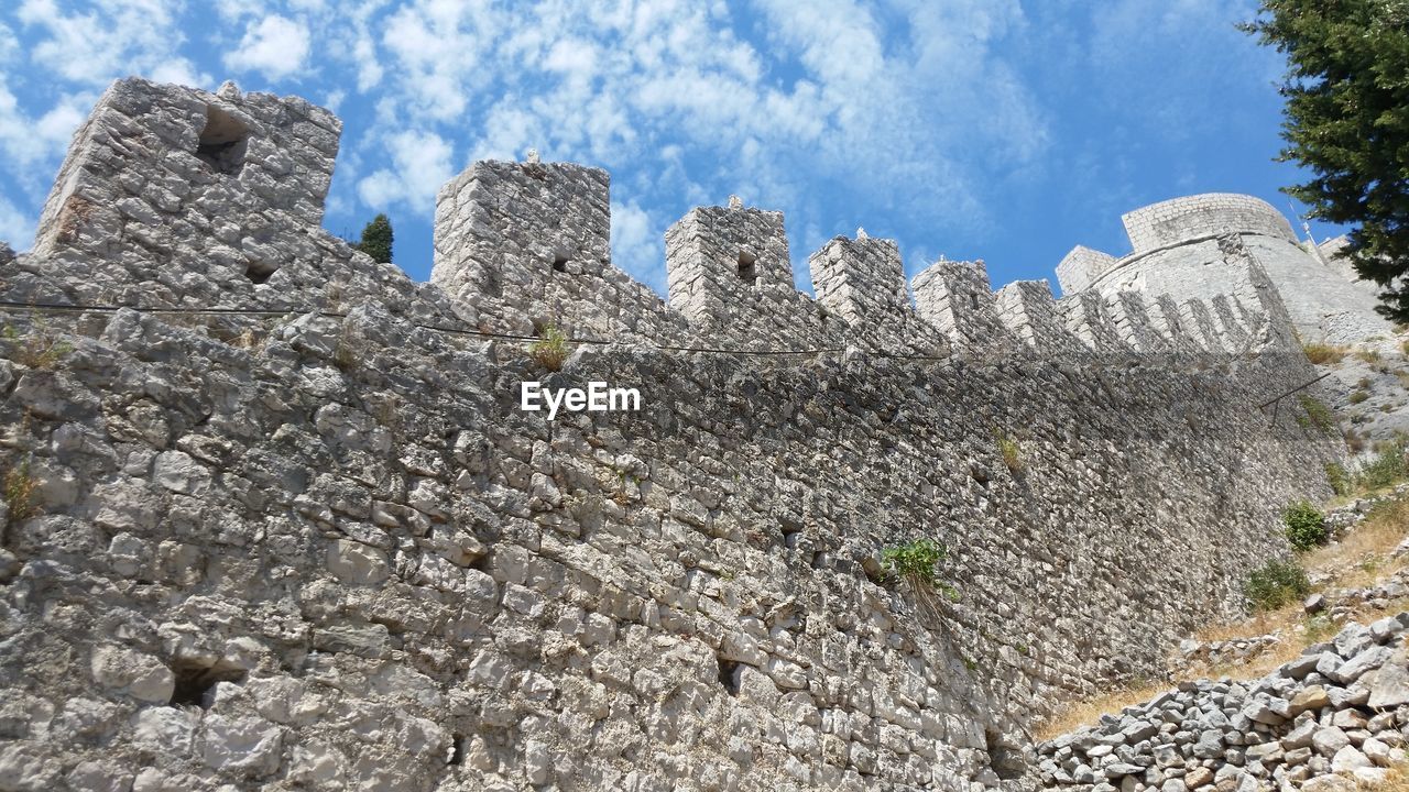 LOW ANGLE VIEW OF ROCKS IN SKY