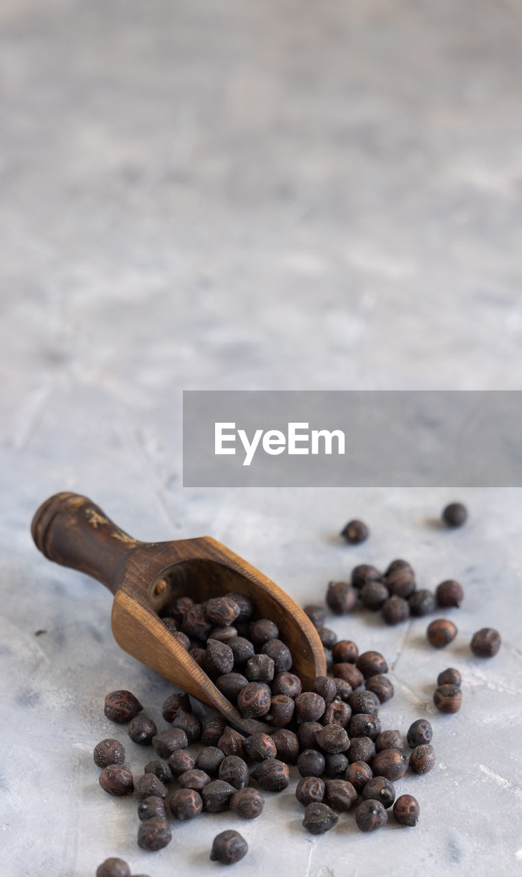 HIGH ANGLE VIEW OF COFFEE BEANS IN GLASS ON TABLE