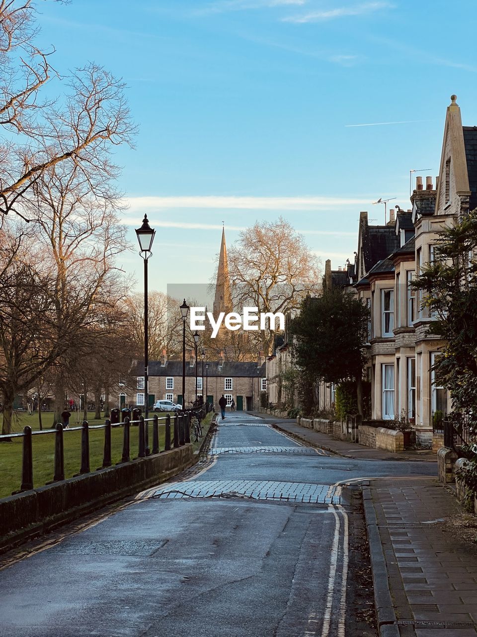 Footpath amidst upscale houses with a park view in central cambridge 