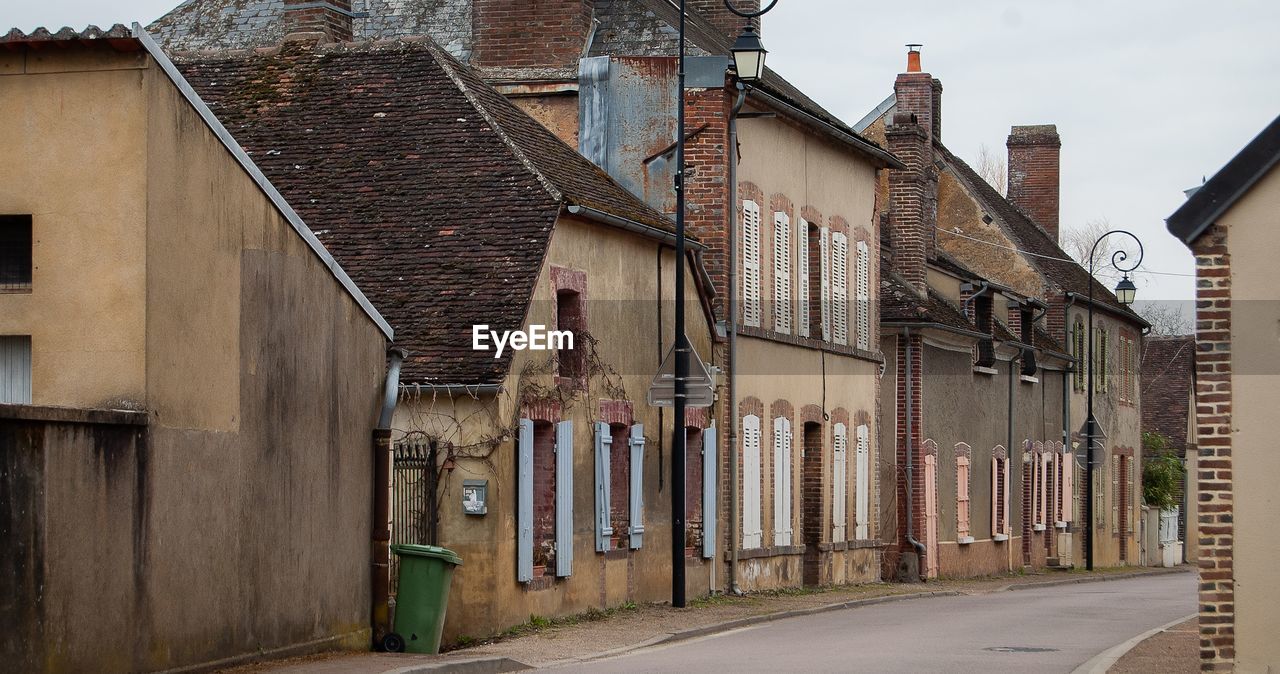 VIEW OF BUILDINGS IN CITY