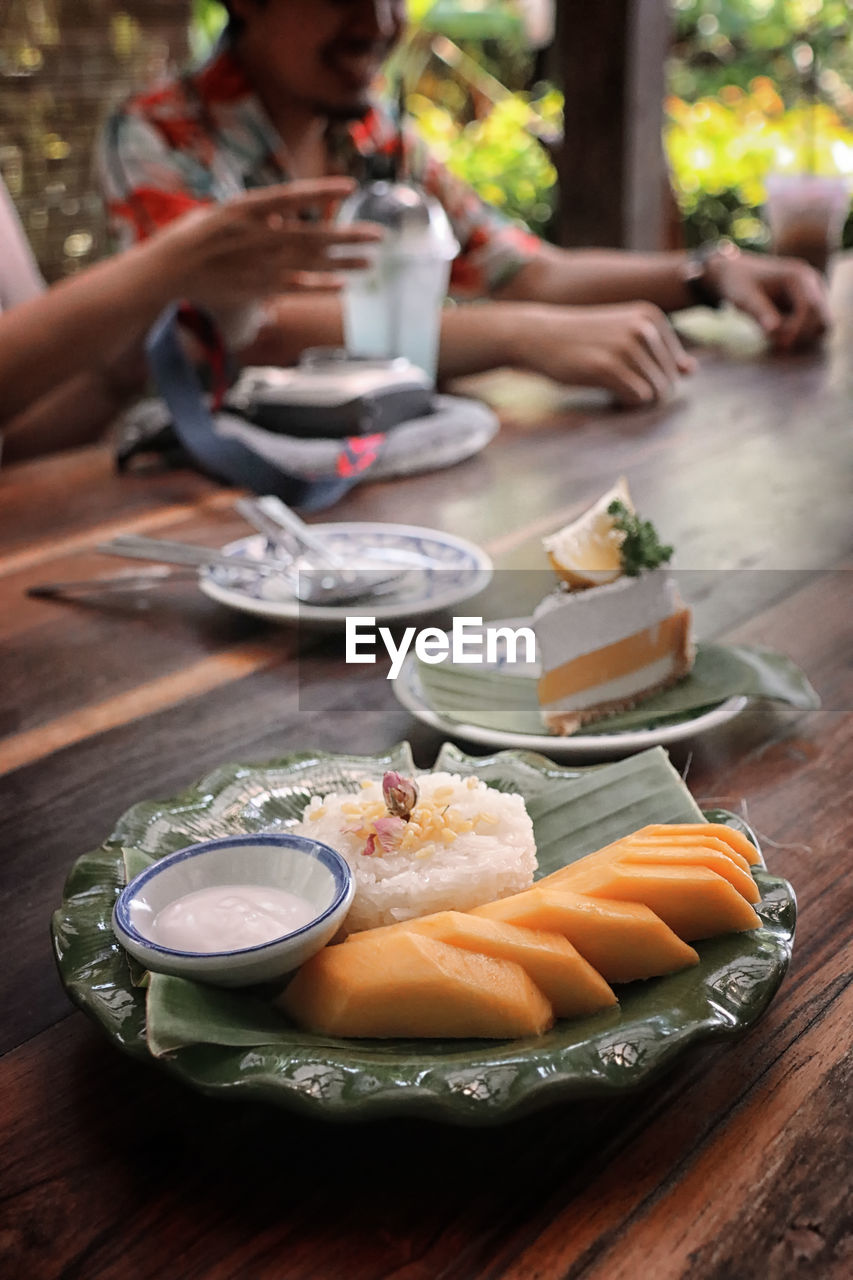 HIGH ANGLE VIEW OF FOOD IN PLATE ON TABLE