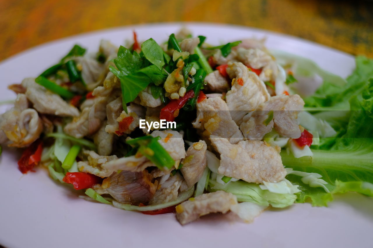 Pork with lemon spicy-sweet sauce with chili and garlic mixed with sour lemon juice.