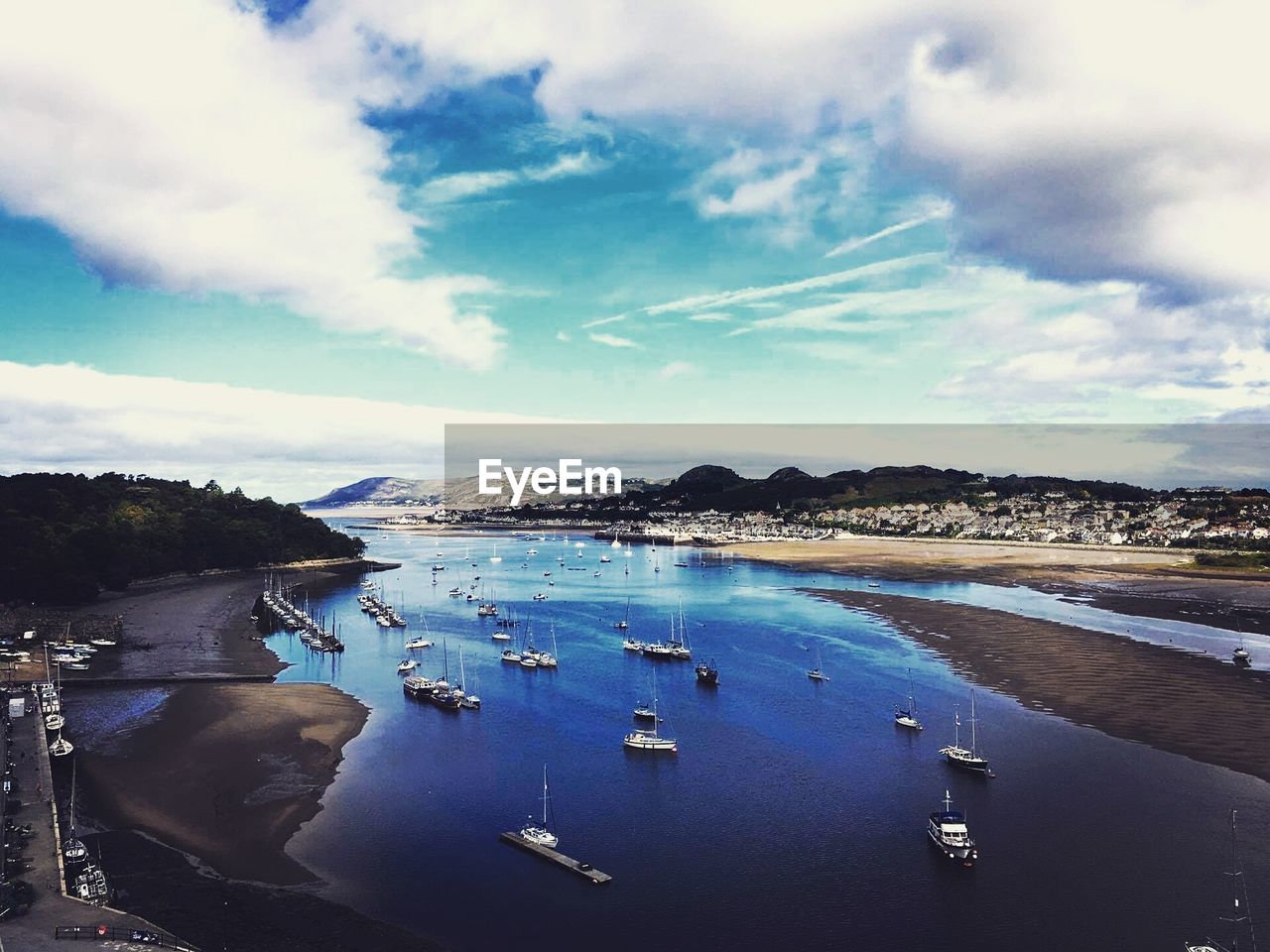 BOATS MOORED IN SEA AGAINST SKY