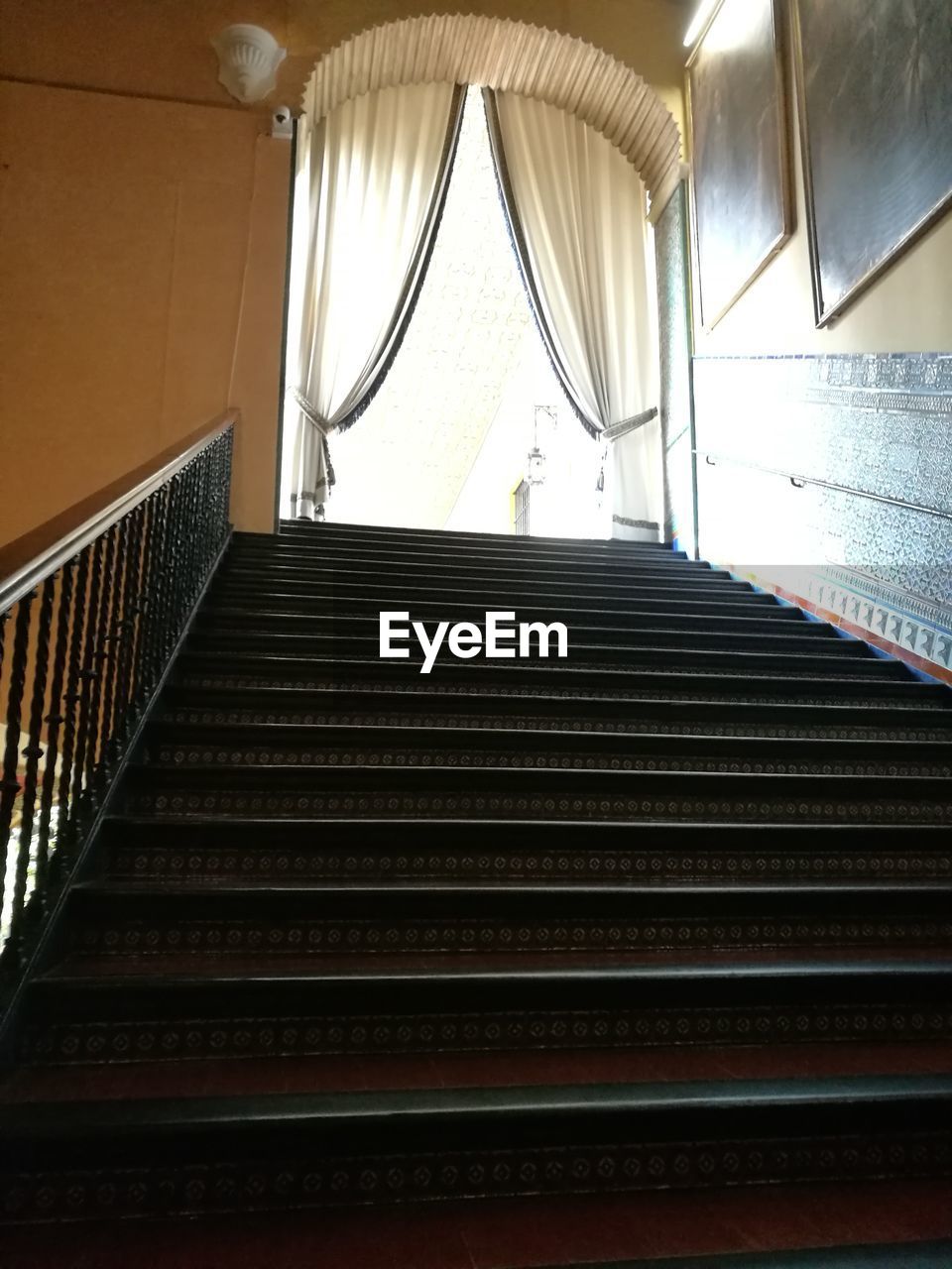 LOW ANGLE VIEW OF EMPTY STAIRCASE IN BUILDING