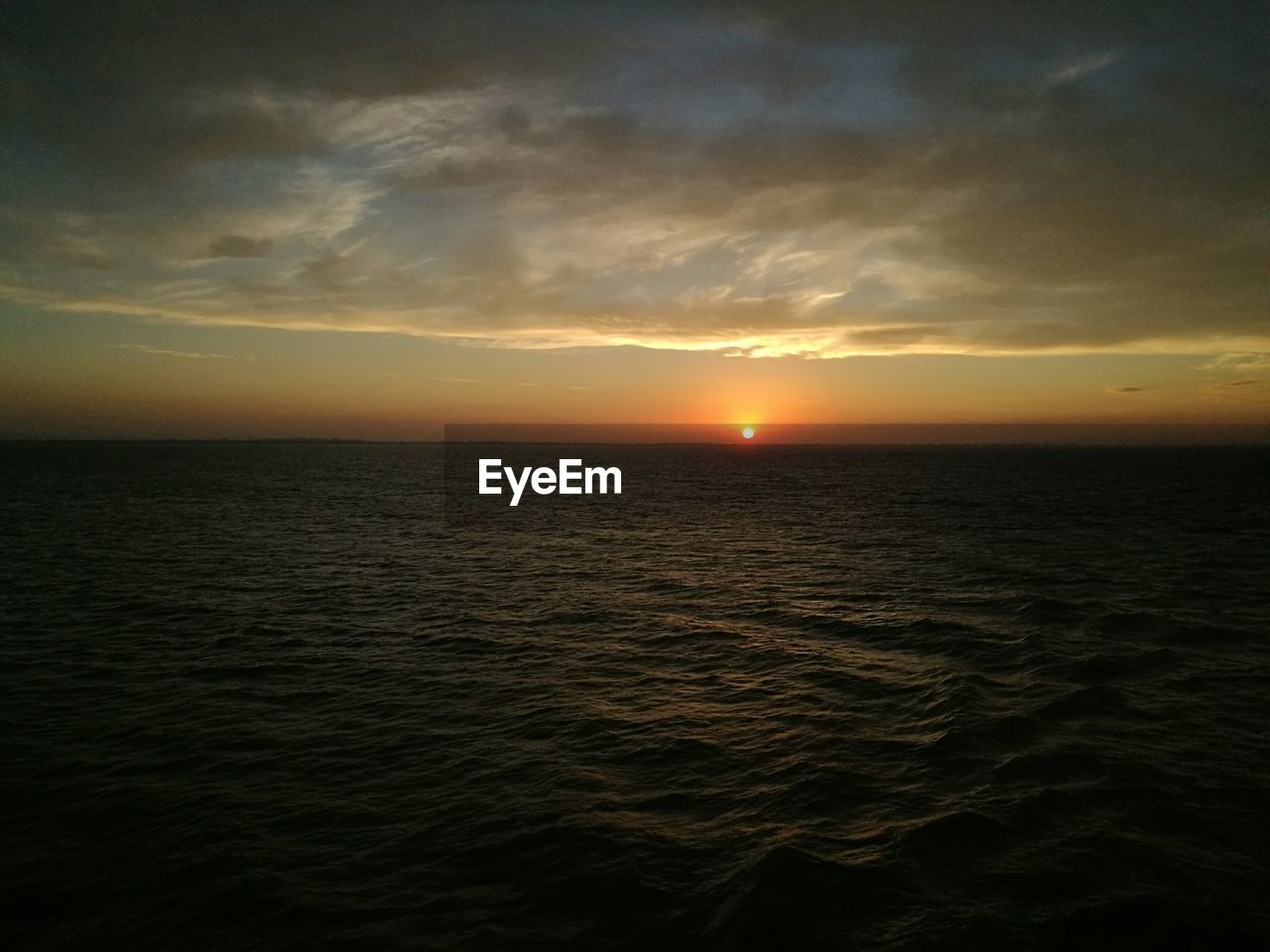 SCENIC VIEW OF SEA AGAINST SUNSET SKY