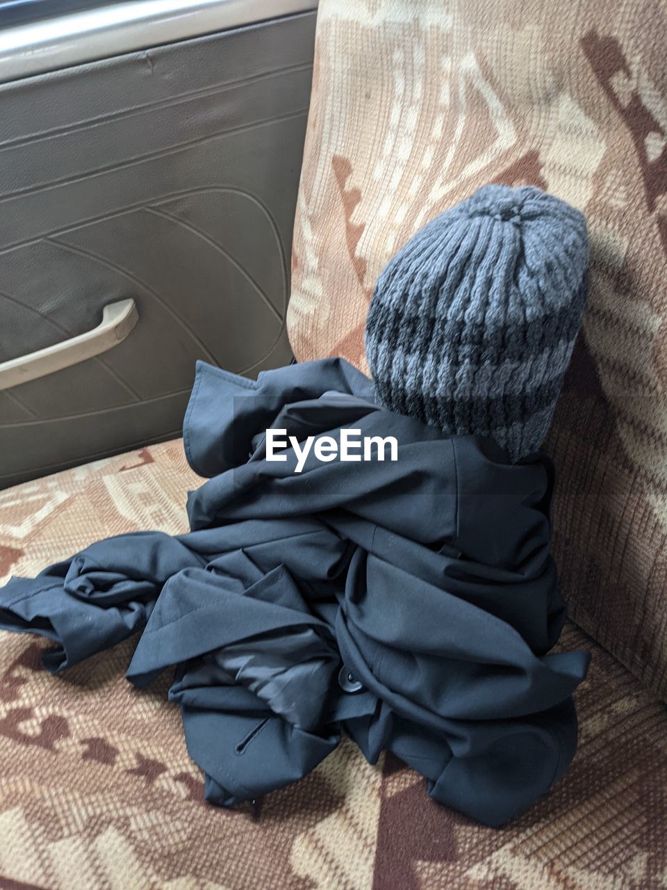 HIGH ANGLE VIEW OF HAT ON SOFA AT HOME