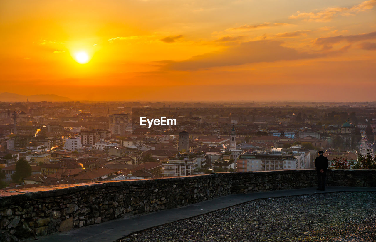 VIEW OF CITYSCAPE AGAINST SKY DURING SUNSET