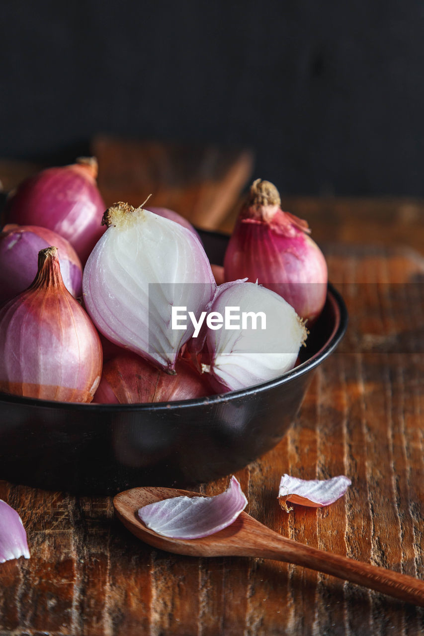 CLOSE-UP OF GARLIC IN BOWL