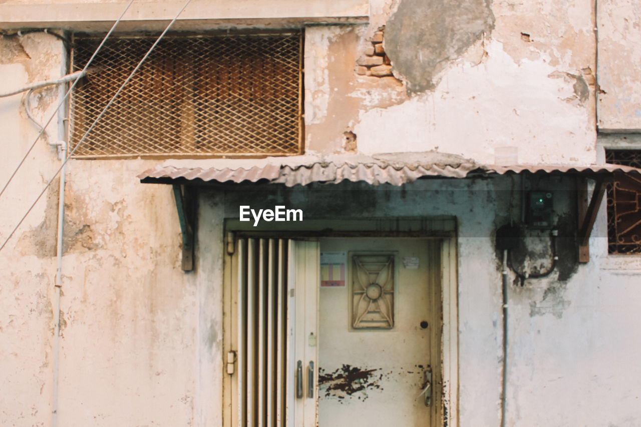 CLOSED WINDOW OF OLD BUILDING