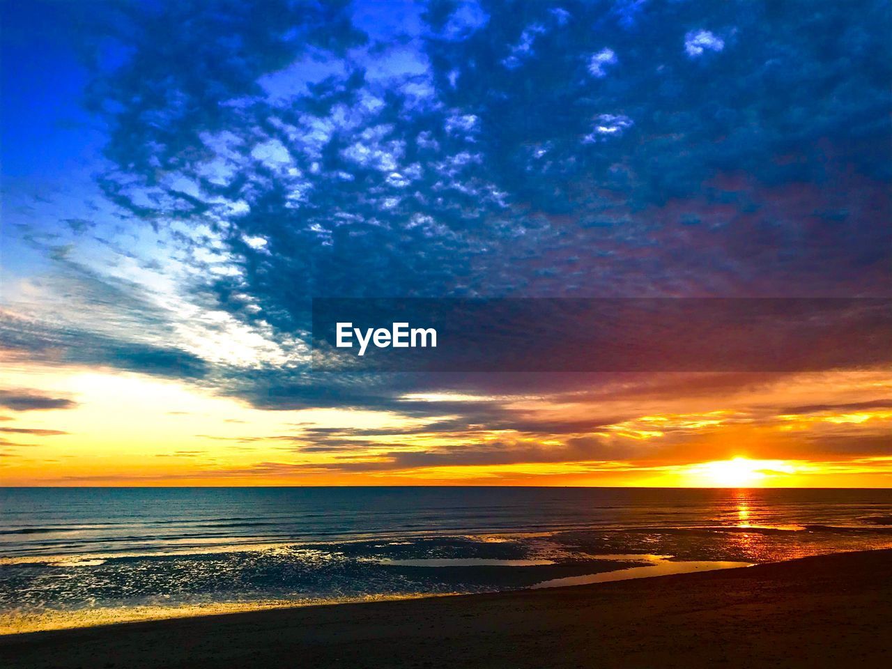 SCENIC VIEW OF SEA AGAINST SKY AT SUNSET