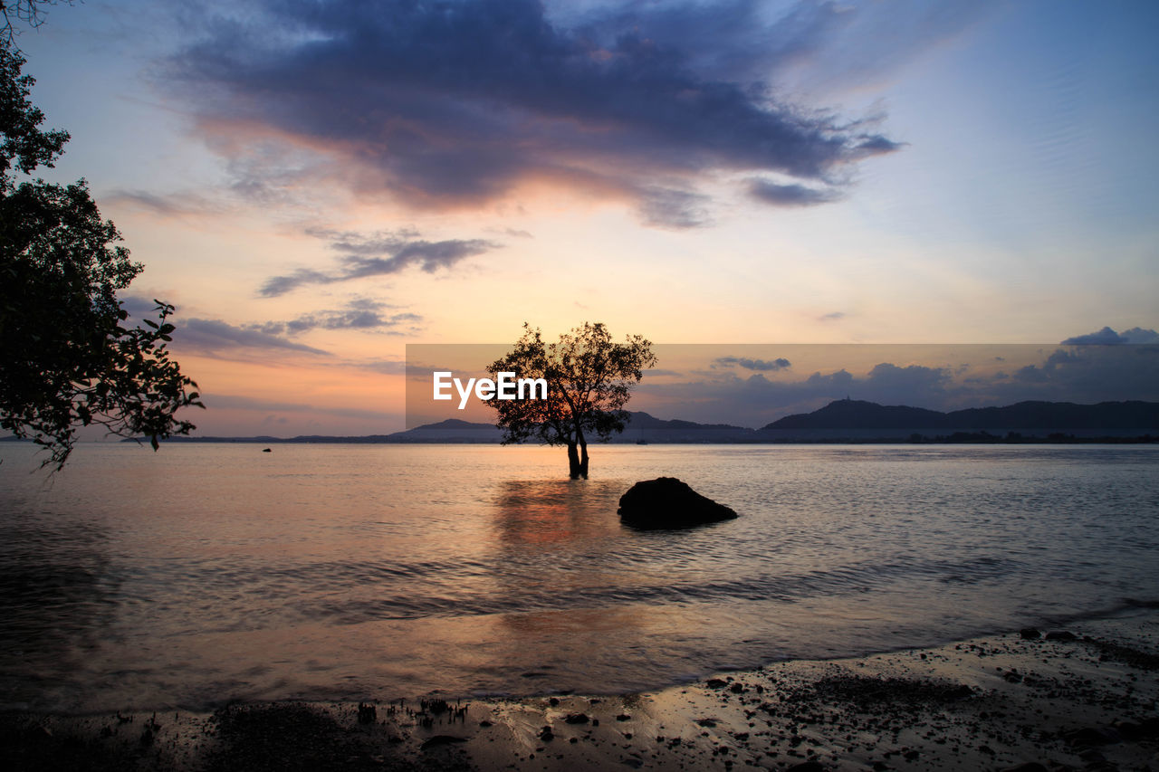 SCENIC VIEW OF SEA AGAINST ORANGE SKY