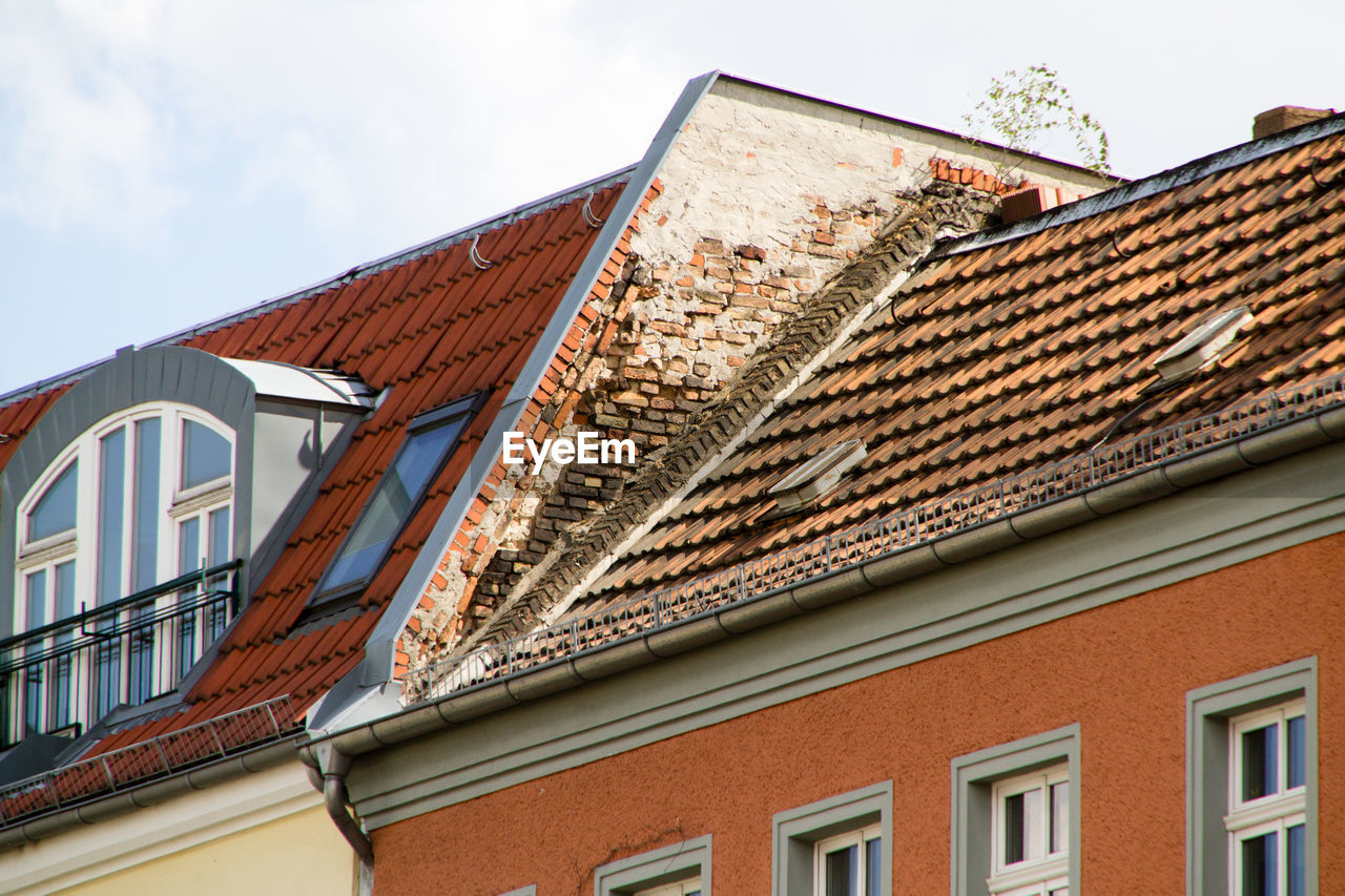 LOW ANGLE VIEW OF BUILDINGS IN CITY