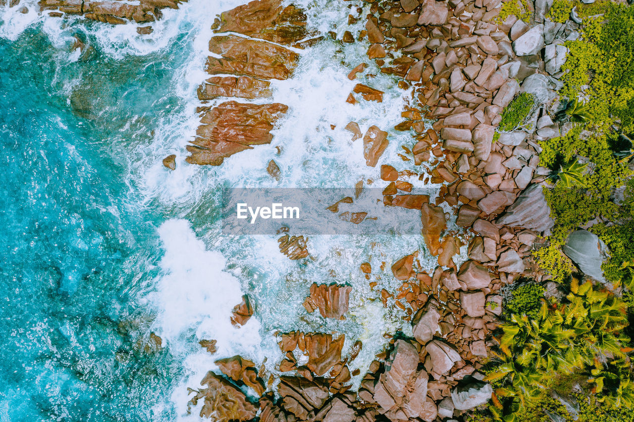 HIGH ANGLE VIEW OF ROCKS ON SHORE