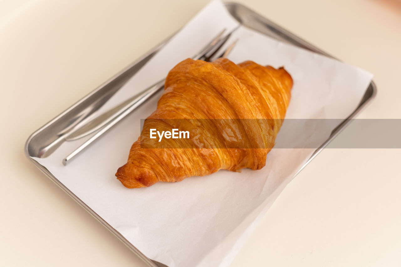 HIGH ANGLE VIEW OF BREAKFAST IN PLATE