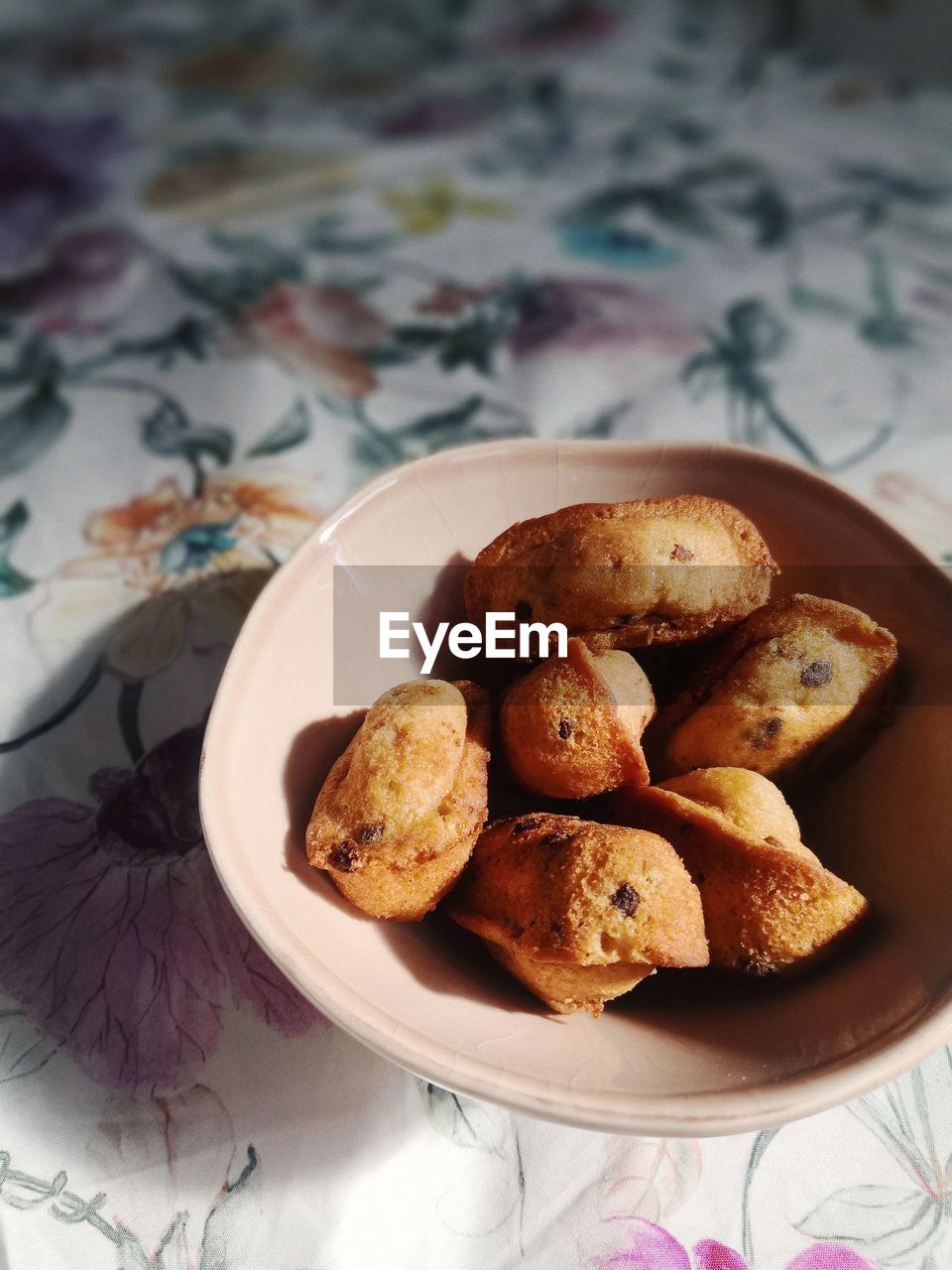 HIGH ANGLE VIEW OF BREAKFAST ON TABLE