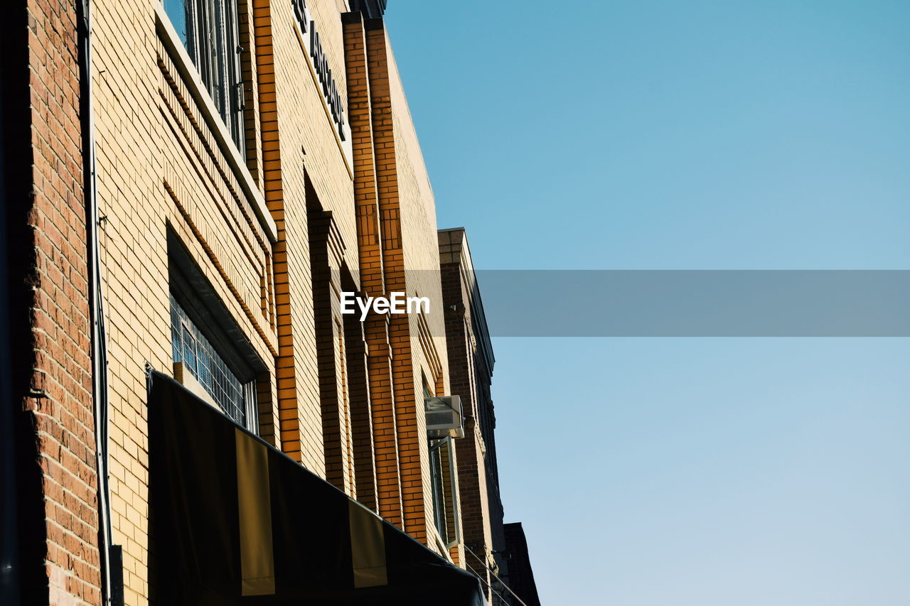 LOW ANGLE VIEW OF SKYSCRAPER AGAINST CLEAR SKY