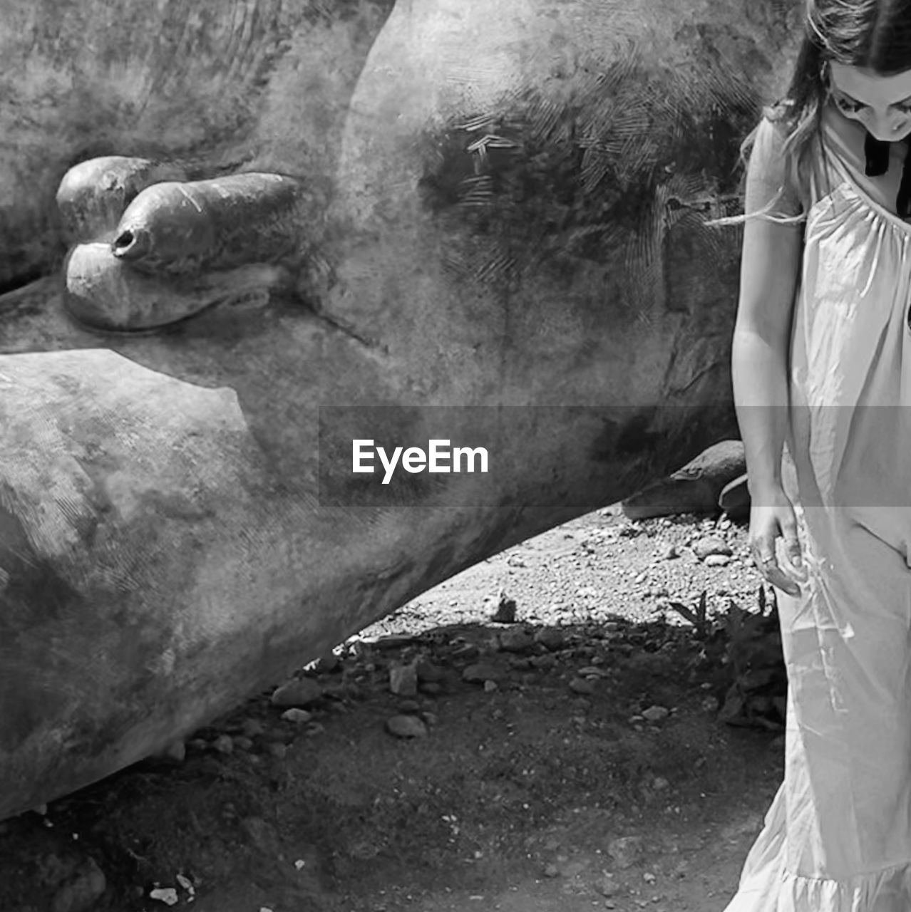 SIDE VIEW OF WOMAN WITH STATUE