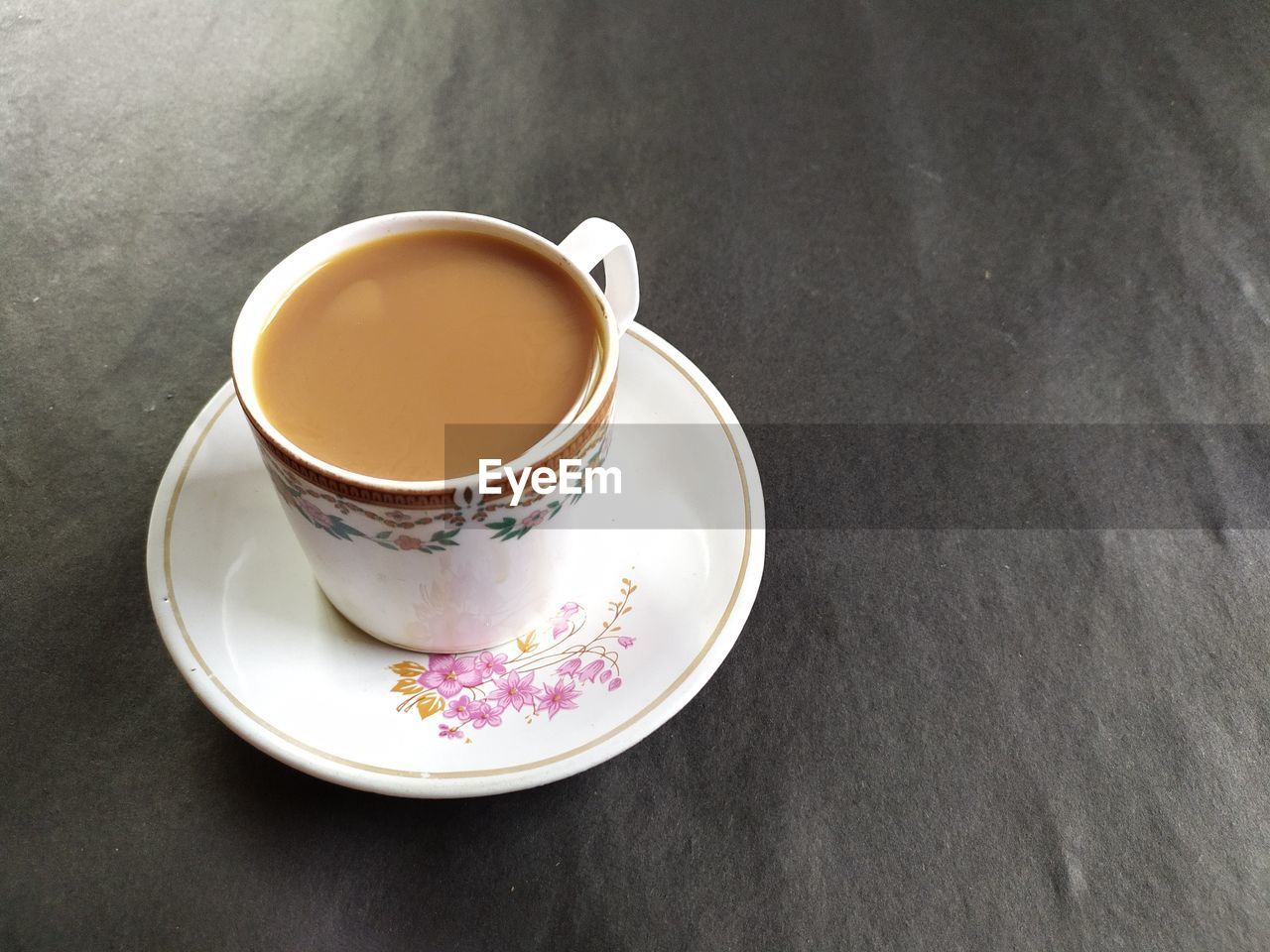 HIGH ANGLE VIEW OF COFFEE CUP AND TEA ON TABLE