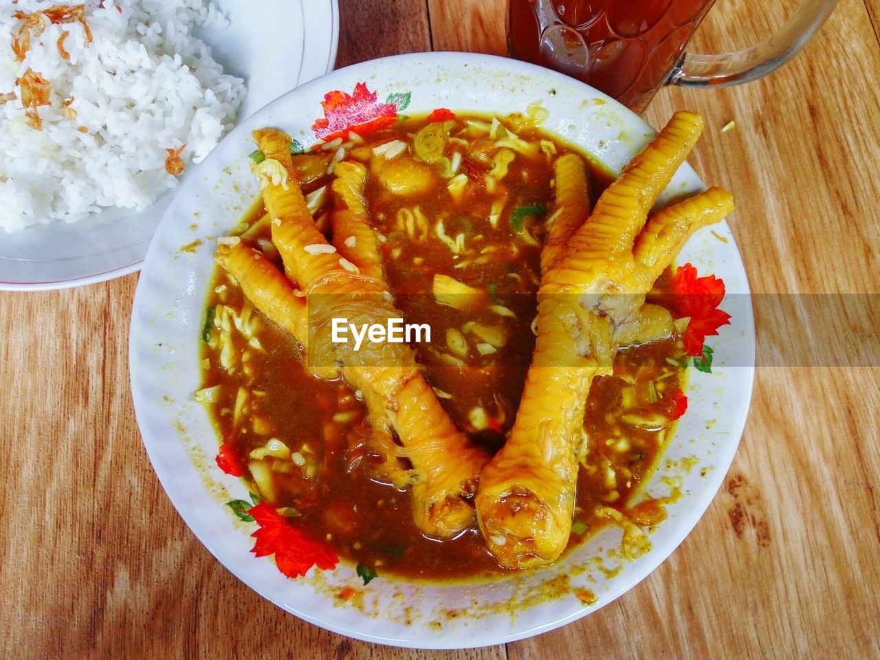 CLOSE-UP OF FOOD IN PLATE