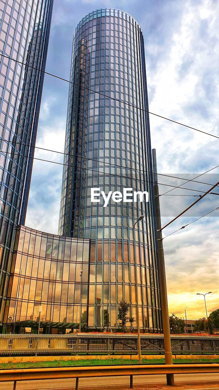 LOW ANGLE VIEW OF BUILDING AGAINST CLOUDY SKY