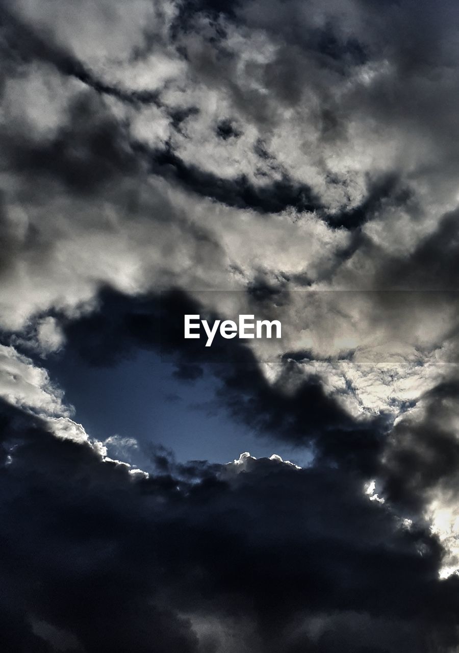 LOW ANGLE VIEW OF CLOUDSCAPE AGAINST CLOUDY SKY