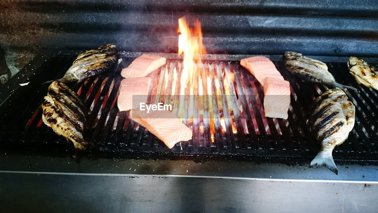 CLOSE-UP OF BARBECUE GRILL