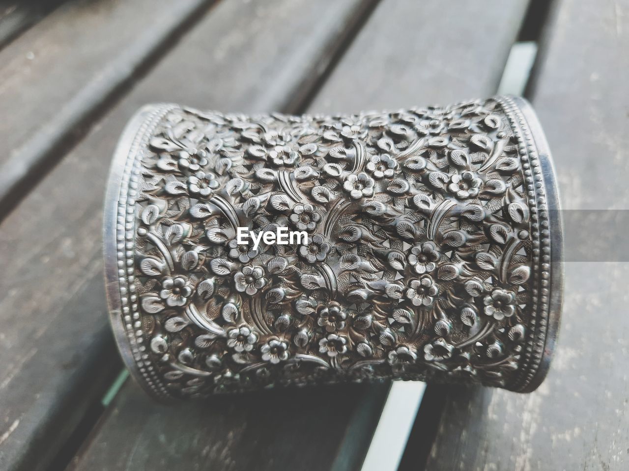 HIGH ANGLE VIEW OF BICYCLE ON WOODEN TABLE