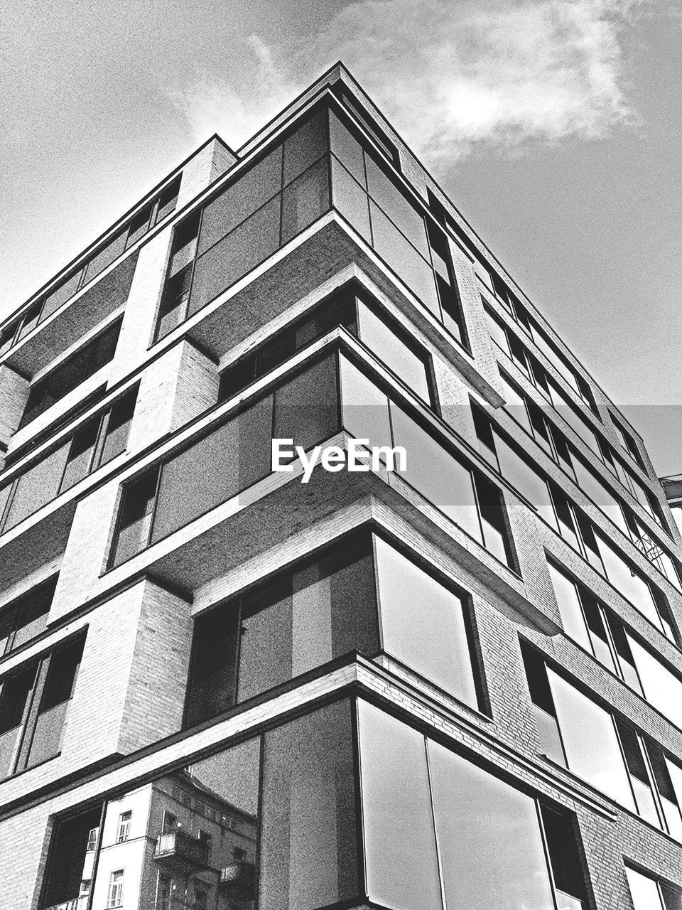 LOW ANGLE VIEW OF MODERN BUILDINGS AGAINST SKY