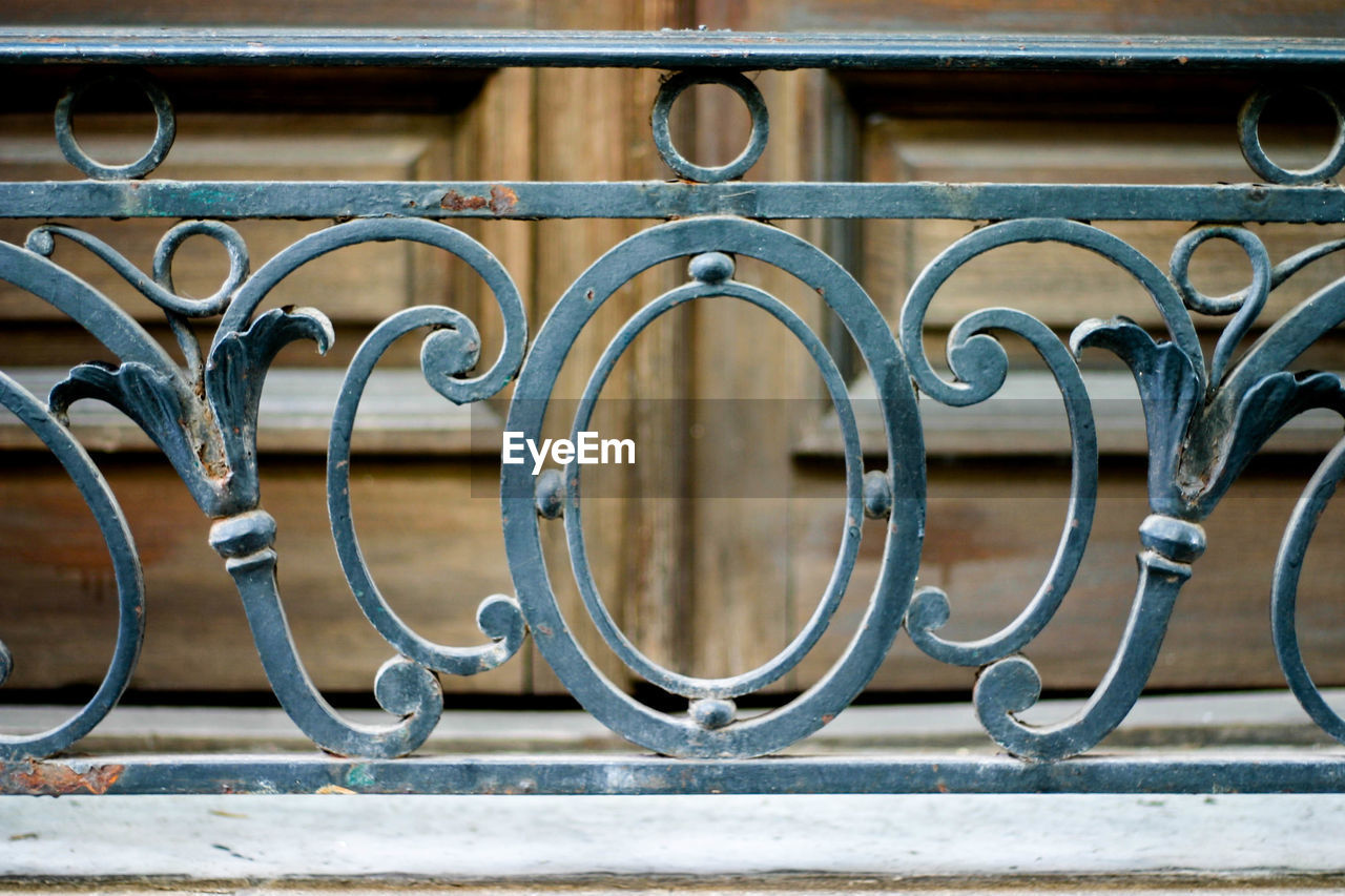 Rusty metallic patterned railing