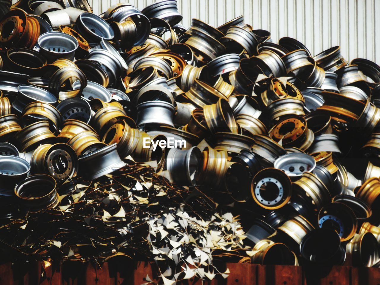 LOW ANGLE VIEW OF ELECTRIC LAMPS HANGING ON CEILING