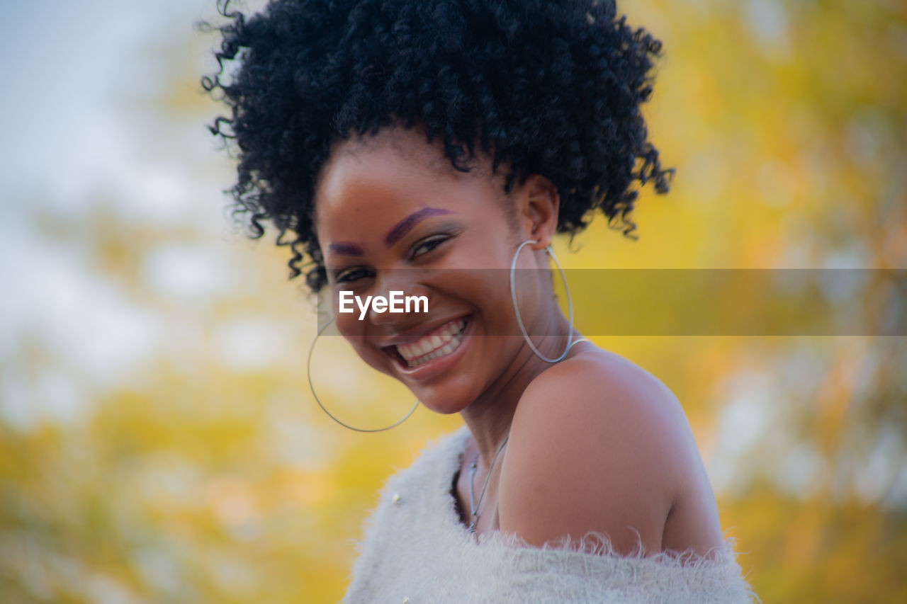 PORTRAIT OF WOMAN SMILING