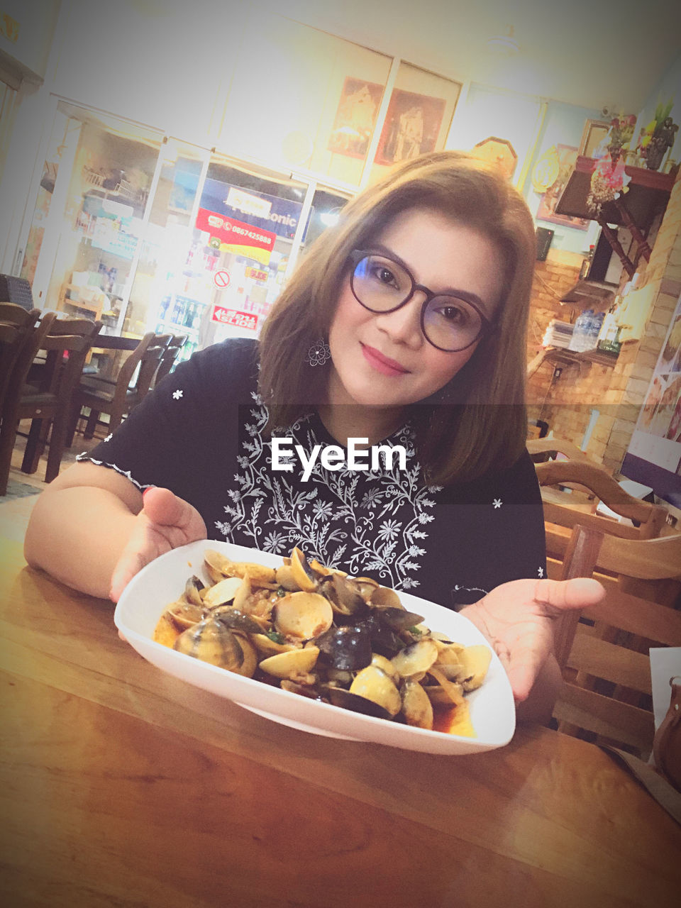 PORTRAIT OF A SMILING YOUNG WOMAN WITH FOOD