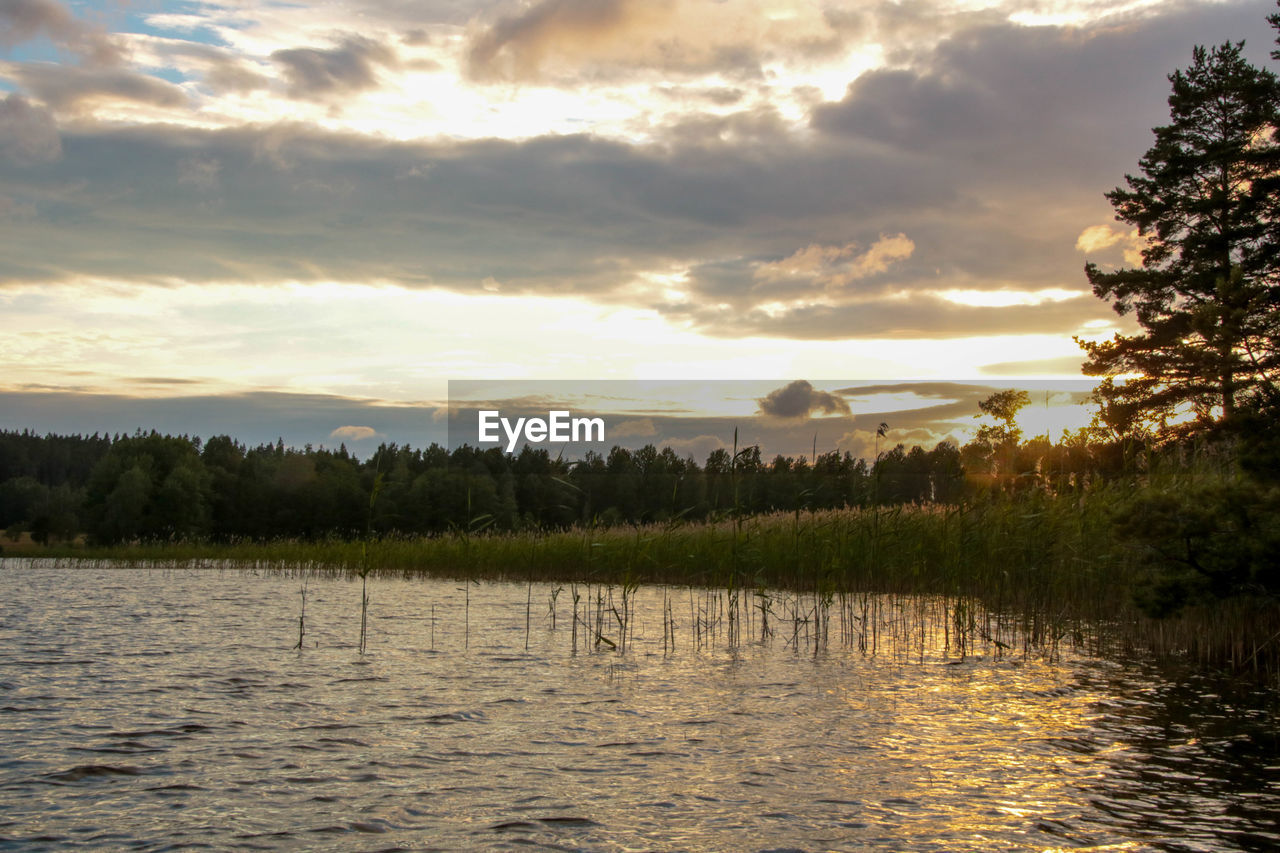 SCENIC VIEW OF LAKE AGAINST SUNSET SKY