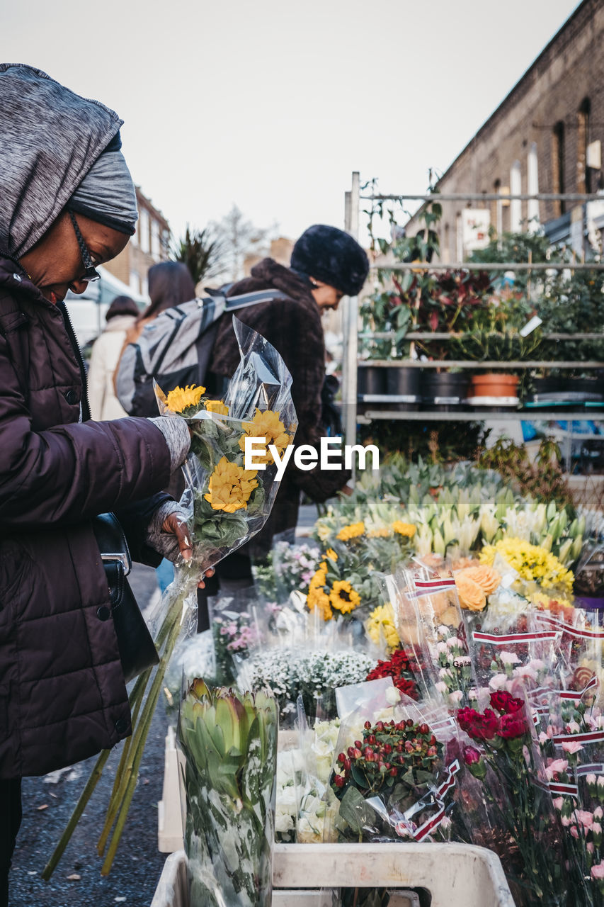 VARIOUS FLOWERS FOR SALE AT STREET MARKET