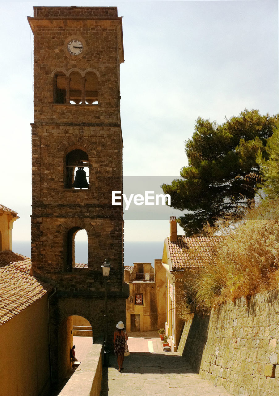 VIEW OF BUILDINGS IN CITY