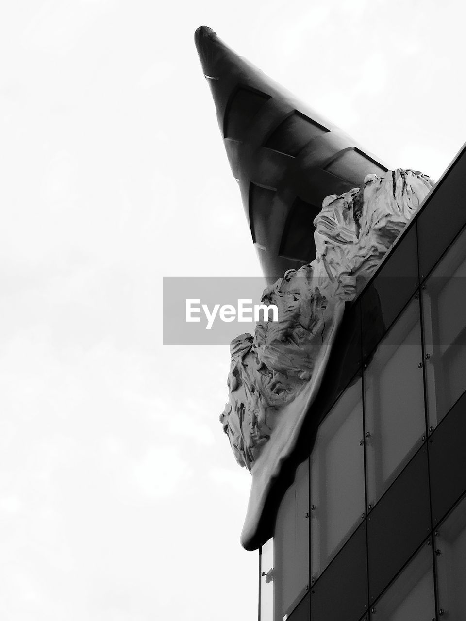 LOW ANGLE VIEW OF ANGEL STATUE AGAINST BUILDING AGAINST SKY