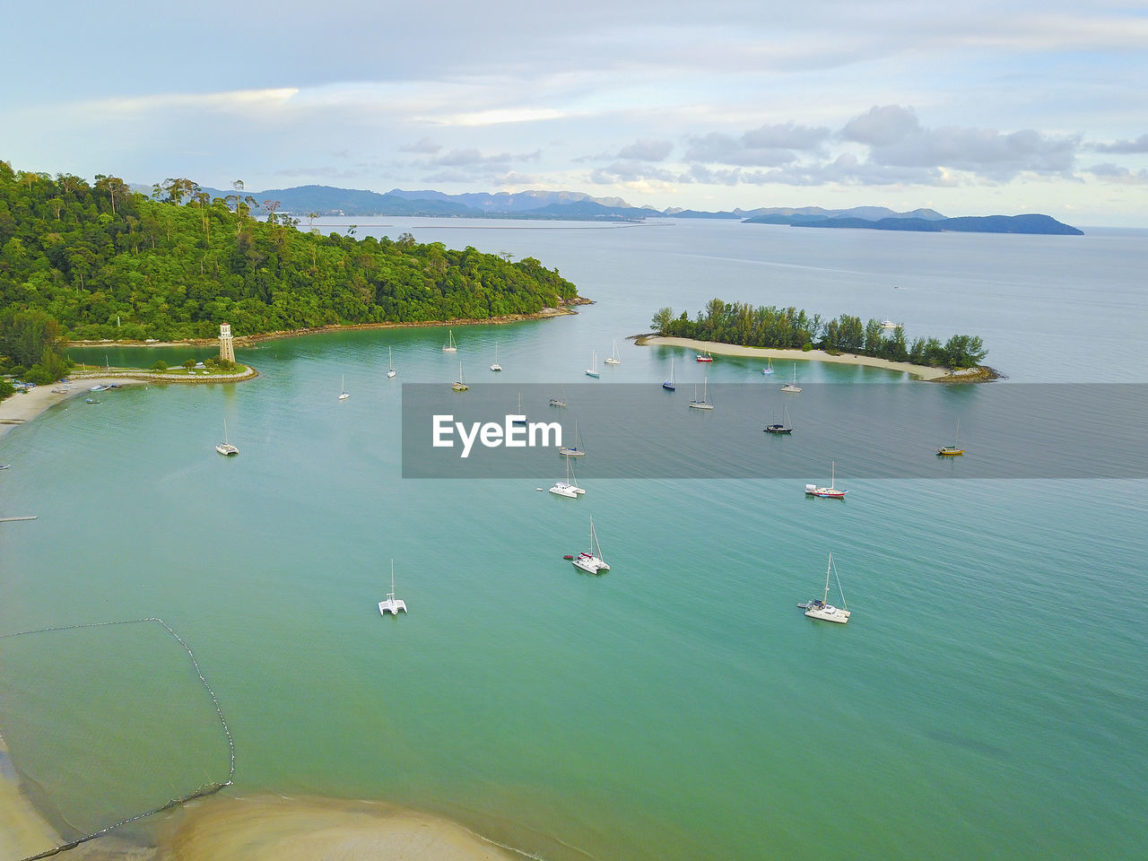 HIGH ANGLE VIEW OF BOATS IN BAY